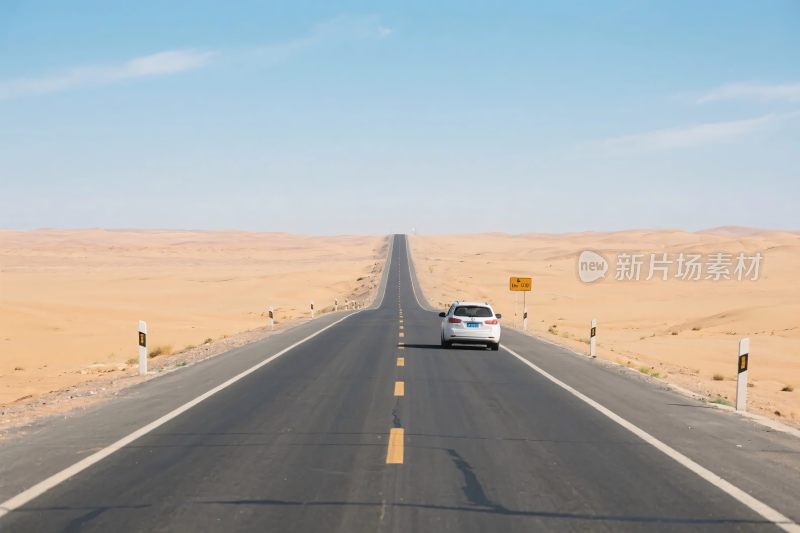沙漠公路行驶汽车