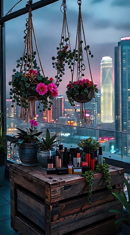 城市夜景下的浪漫阳台绿意盎然