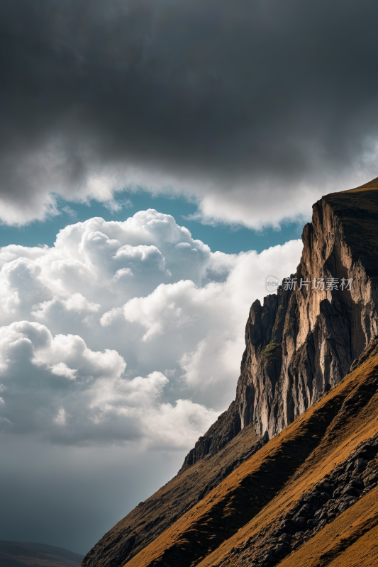 一座边缘非常陡峭的高山清风景摄影图片