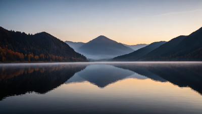 一个湖一座高山清风景图片