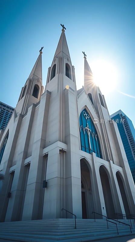 阳光下的宏伟教堂