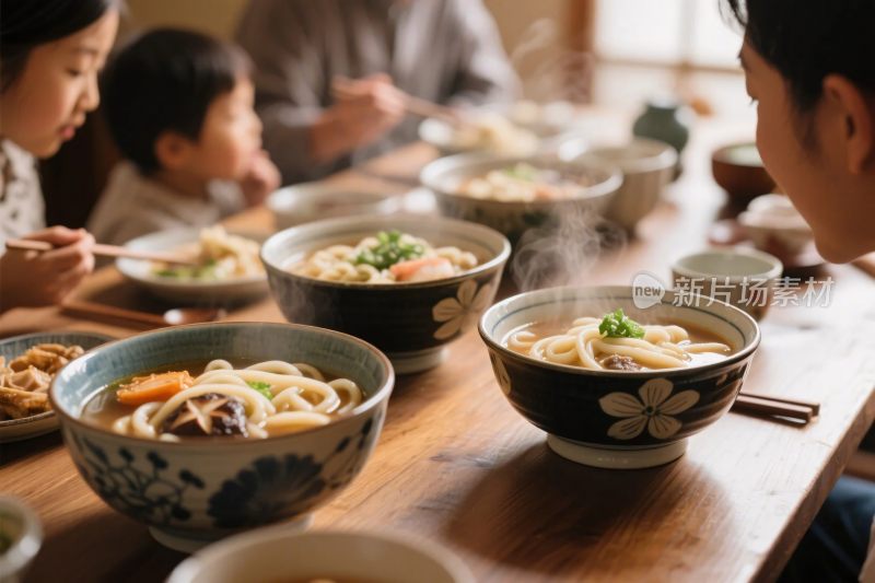 温馨家庭用餐场景