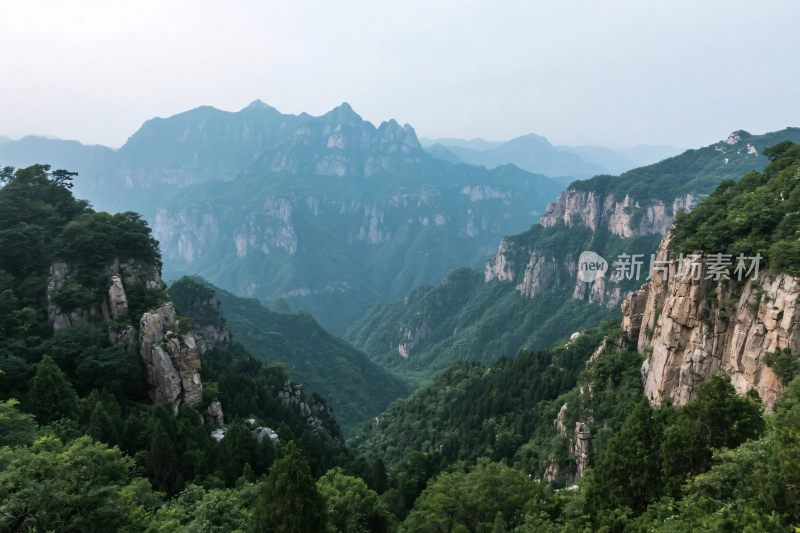 山间峡谷风景图