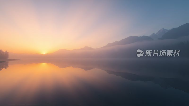 晨曦映照下的静谧湖面