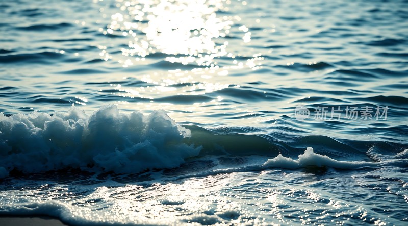 阳光下的海浪轻拍沙滩