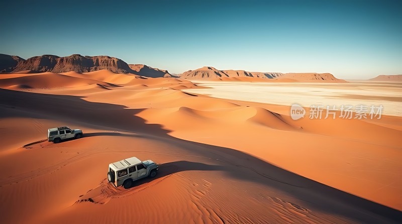 沙漠探险之旅两辆越野车穿越金色沙丘