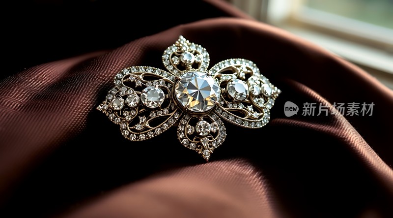 璀璨宝石胸针闪耀着奢华光芒