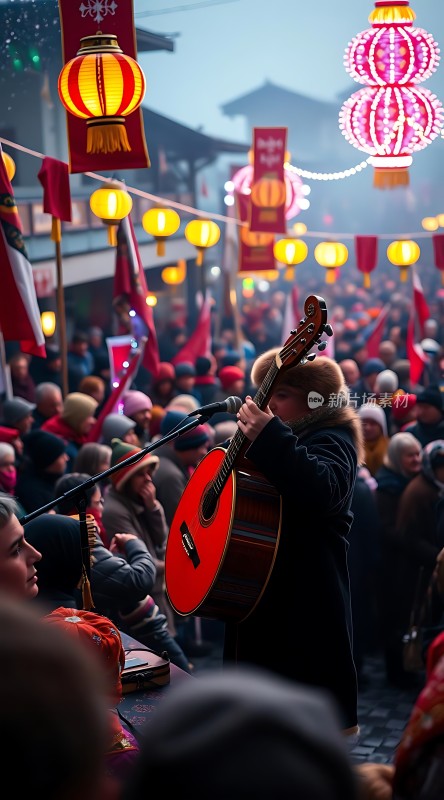 街头吉他手与节日氛围