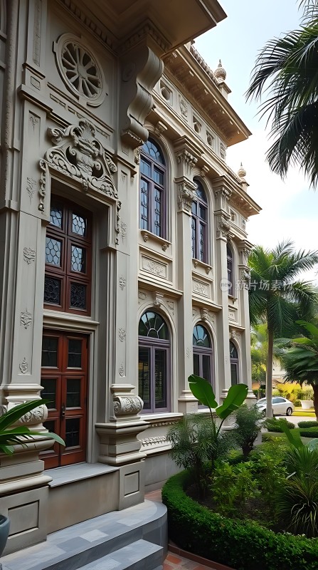 欧式建筑风格别墅门前绿树成荫环境优雅宜人