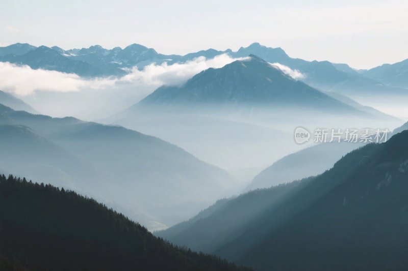 云雾山峦风景图