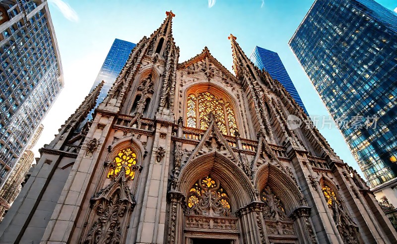 哥特式教堂与现代摩天大楼的对比之美