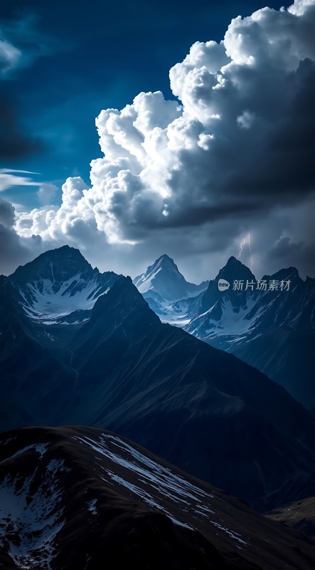 云海雪山壮丽自然风光