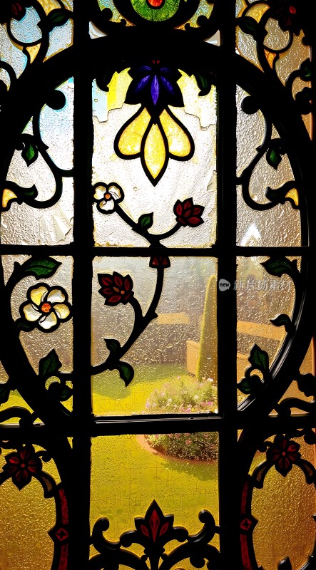彩色玻璃窗外的花园景色