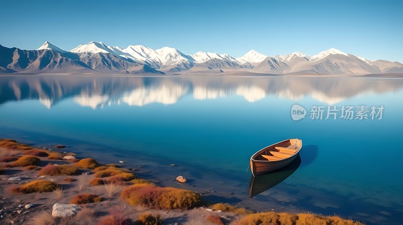 雪山倒影映碧波小船静卧湖岸边