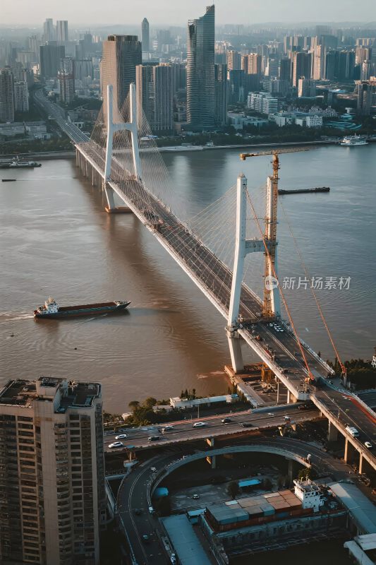 城市跨江大桥俯瞰景象
