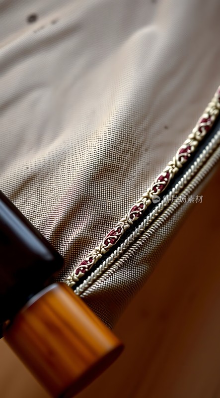 金色拉链装饰的布袋特写