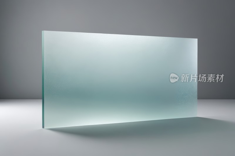 灰色背景桌子上玻璃板特写高清图片