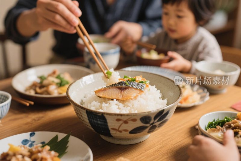 家庭温馨用餐场景