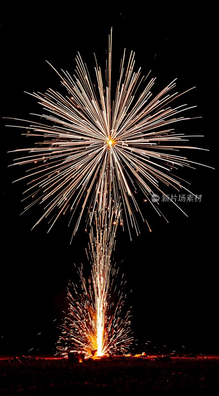 夜空烟花绽放光芒四射璀璨夺目