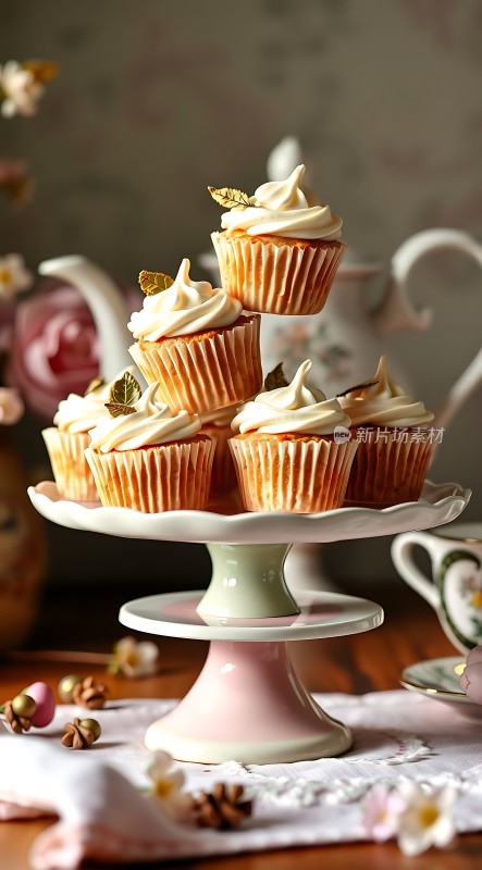 奶油蛋糕展示架上的美味甜点