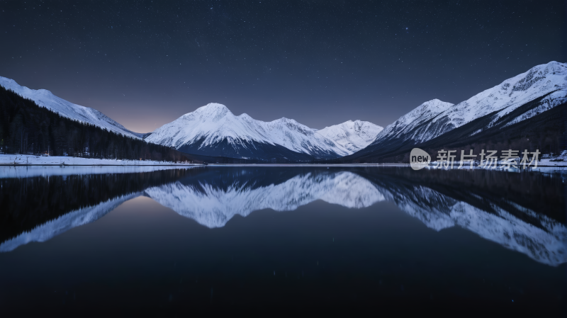 夜间山脉倒映在湖中高清风景图片