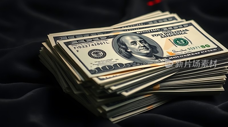 百元美钞堆叠财富象征