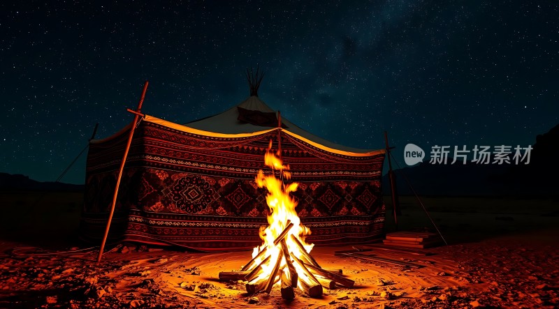 星空下的篝火旁温馨帐篷夜宿沙漠