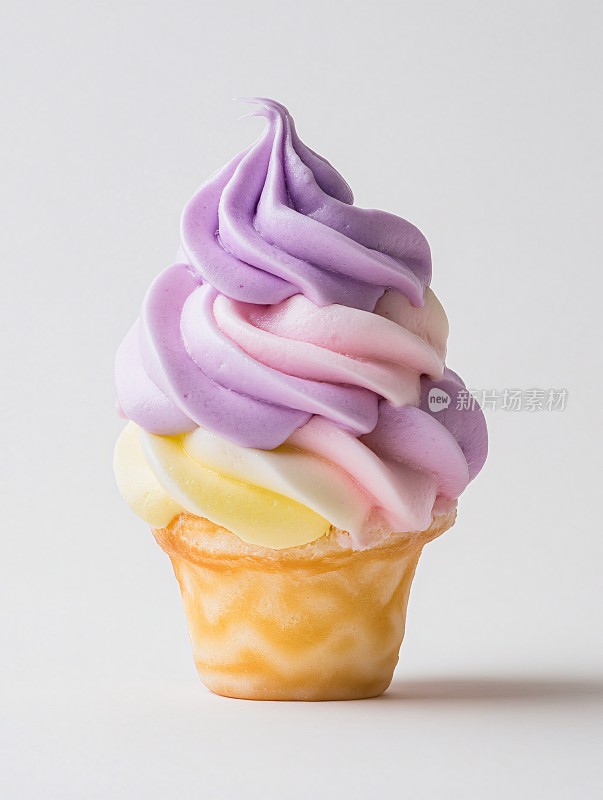 多彩渐变奶油冰淇淋甜筒