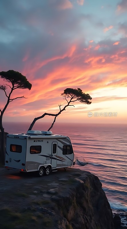 日落下的露营车与海景