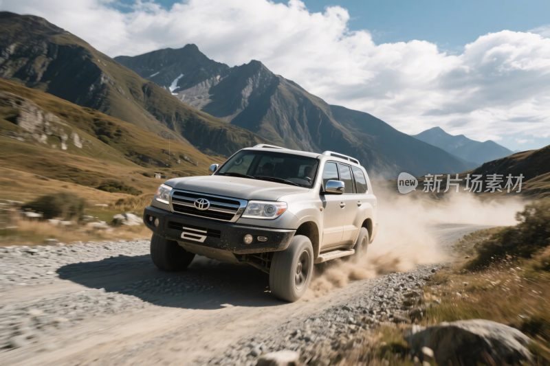 越野汽车行驶在山间碎石路