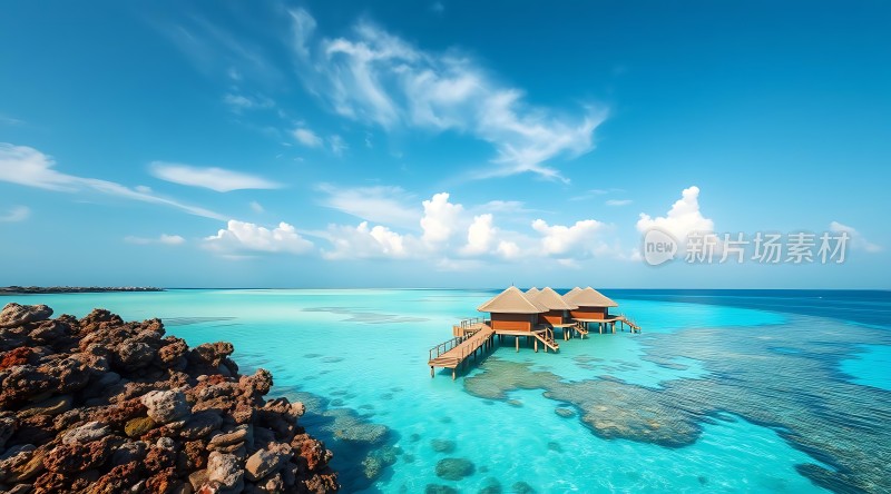 碧海蓝天下的水上木屋度假胜地