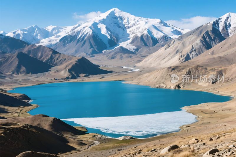 高山湖泊自然风光