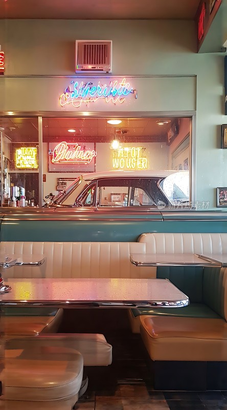 复古餐厅里的经典汽车与霓虹灯招牌