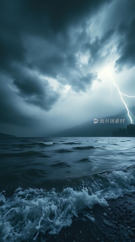 暴风雨中的闪电与海浪