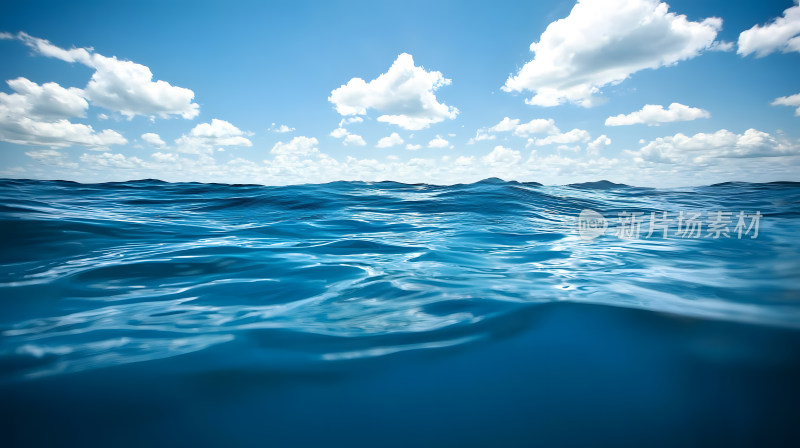 蔚蓝天空下宁静海浪