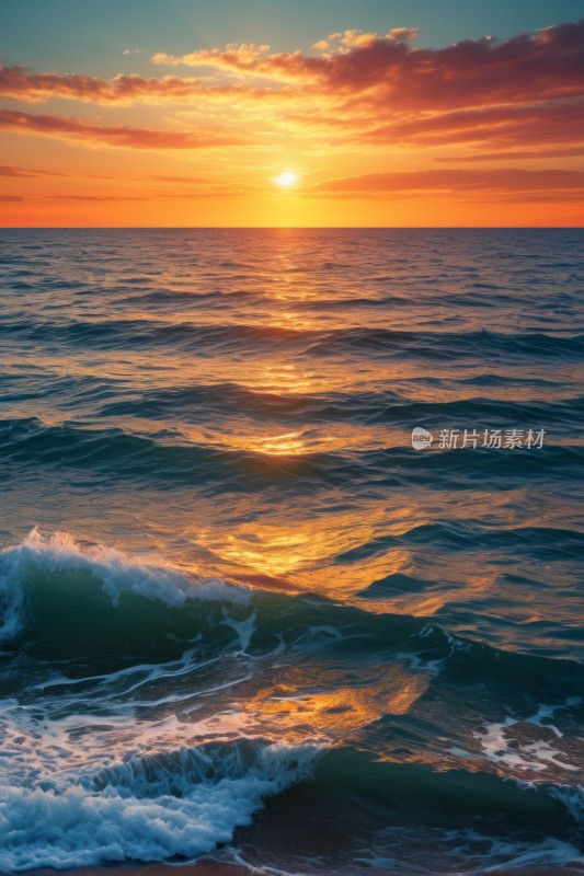 海上的日落海浪拍打着明亮的橙色天空风景