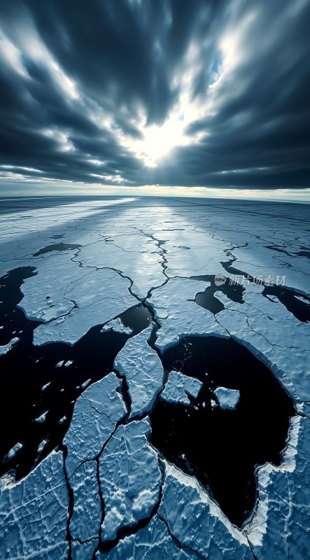 冰封世界阳光下的裂缝