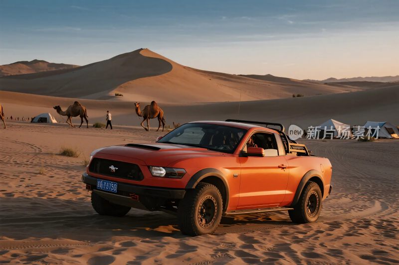 沙漠中的红色越野皮卡车