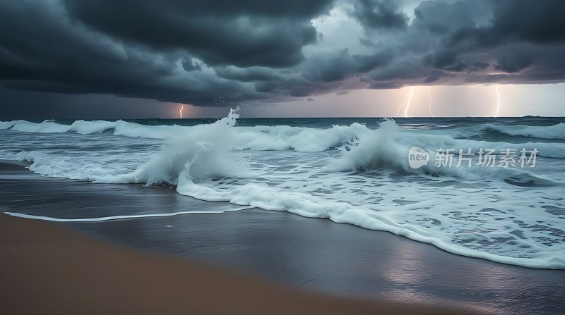 暴风雨中的海浪与闪电