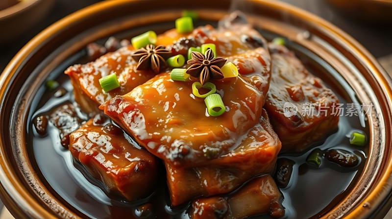 红烧肉配葱花和八角