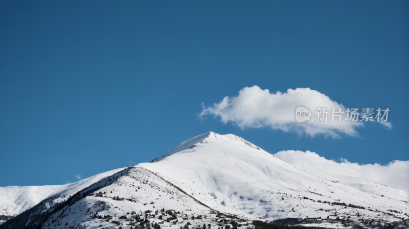 山上积雪天空蔚蓝云雾缭绕风景图片