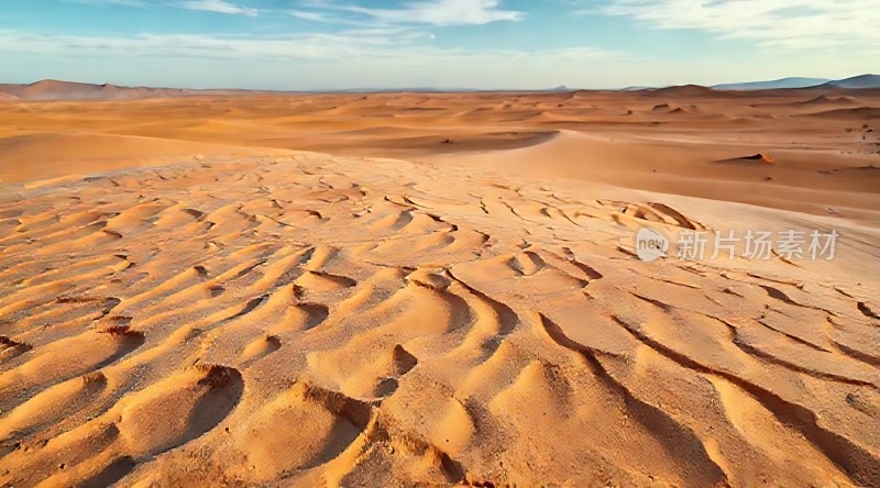 金色沙丘下的宁静沙漠风光