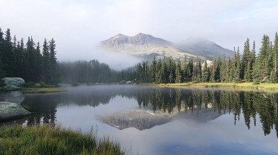 雾缭绕山水风景