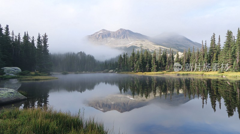 雾缭绕山水风景