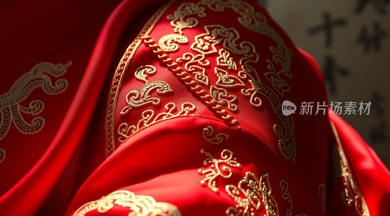 红色华服上的金色刺绣细节