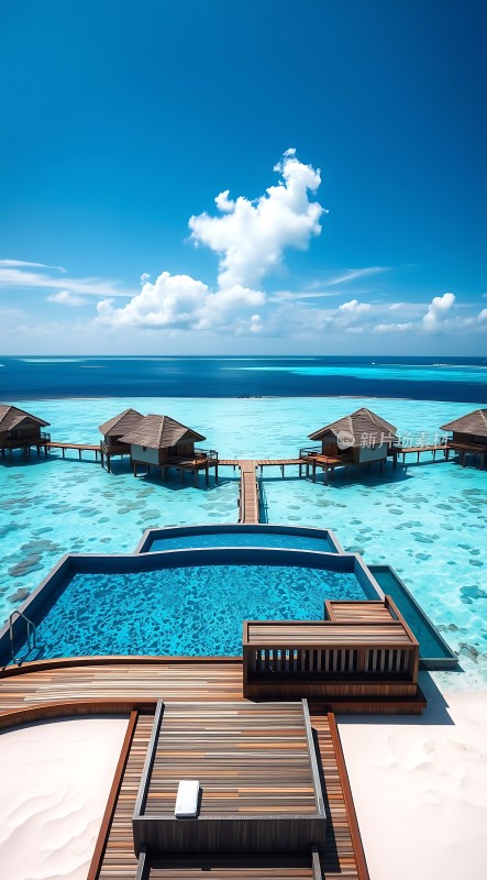 碧海蓝天下的水上木屋度假胜地