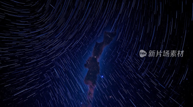 星轨下的神秘星云