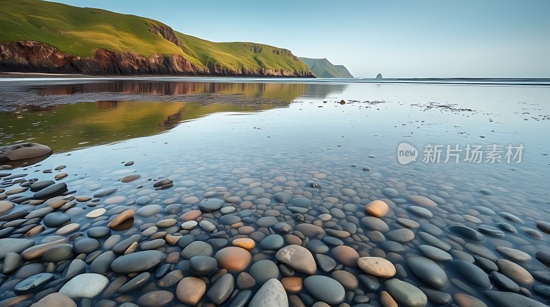 碧波轻抚石滩绿意盎然映海天