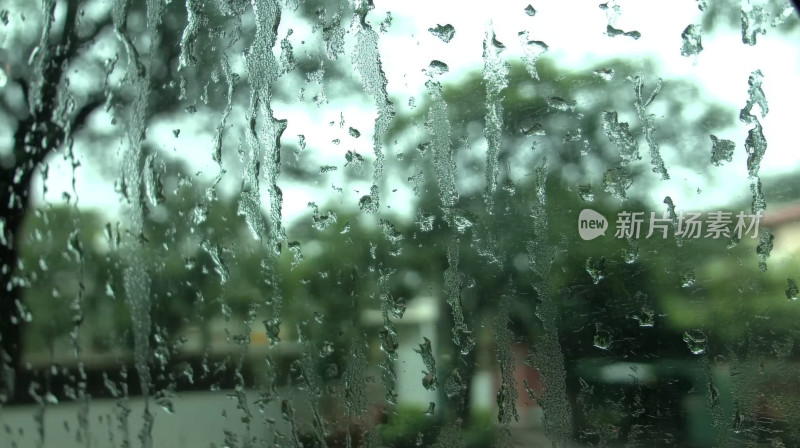 雨滴玻璃窗绿色朦胧意境自然风光背景图