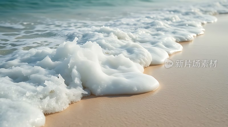 海浪轻拍沙滩
